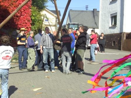 http://www.steinefrenz.de/media/Gemeinde/Micke-Kirmes/Kirmesbaumstellen/Kirmesbaumstellen 2008 064.jpg